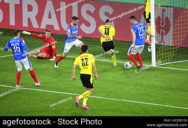 goal template by Raphael GUERREIRO (DO / No. 13) with a heel to the goal to 2: 0 by Giovanni REYNA (DO / No. 32), action left to right Niklas Hauptmann