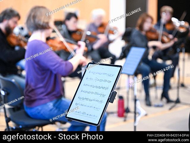 PRODUCTION - 06 April 2022, Baden-Wuerttemberg, Stuttgart: At a rehearsal of the Stuttgart Chamber Orchestra, musicians use tablets for their sheet music and no...
