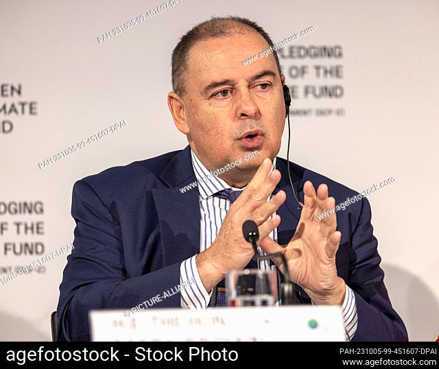 05 October 2023, North Rhine-Westphalia, Bonn: Mark Brown, prime minister of the Cook Islands in the South Pacific, speaks at the press conference for the...