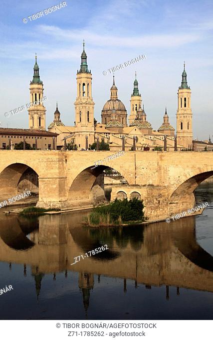 Spain, Aragon, Zaragoza, Basilica de Nuestra Senora del Pilar, Ebro River, Puente de Piedra, bridge