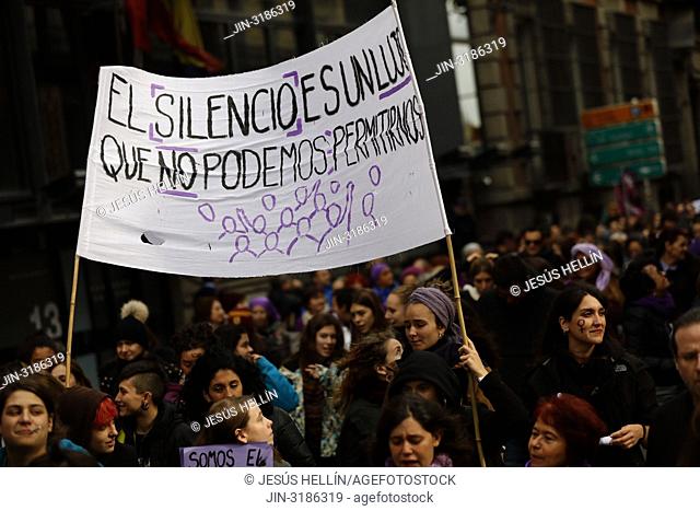 The demonstration called in Madrid against male violence, which is attended by thousands of people and representatives of political parties and trade unions