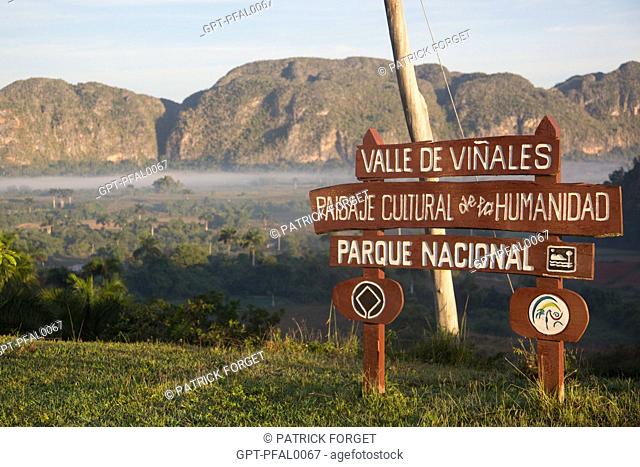 WOODEN SIGN AT THE ENTRANCE TO THE NATIONAL PARK (PARQUE NACIONAL), LANDSCAPE OF MOGOTES (MOUNTAINOUS LIMESTONE HILLOCKS), VINALES VALLEY