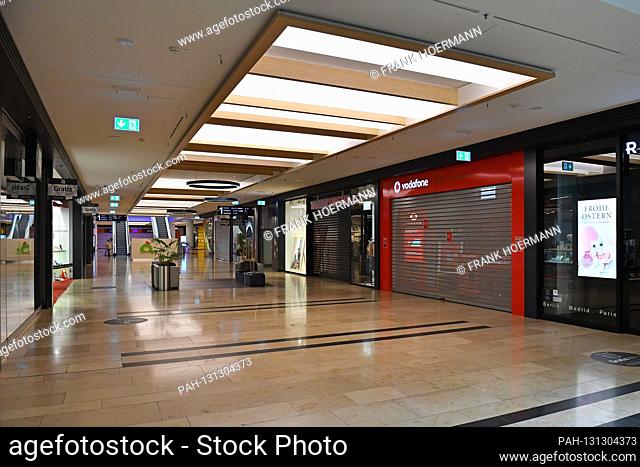 Empty aisles and escalator-closed shops, shops, shops, closed shopping center due to corona pandemic, shopping center, Riem Arcaden on March 26th, 2020