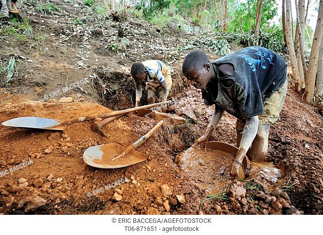 Miners working in anartisanal coltan open-pit mine, Muhanga coltan mines, Rwanda, Africa