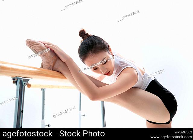 Young women to practice ballet dancing