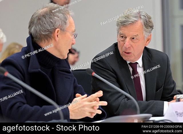 08 December 2023, Brandenburg, Potsdam: Gerhard Spörl (r), Managing Director of Spörl Consulting GmbH, and his lawyer at the committee of inquiry into the...