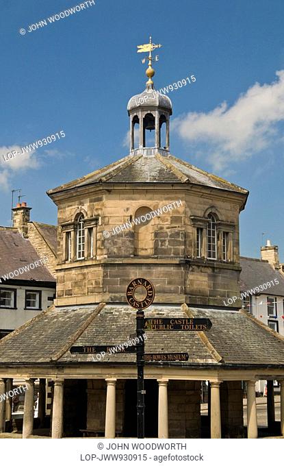 England, County Durham, Barnard Castle, The octagonal market cross or butter market built by Thomas Breaks in 1747 in the centre of the town of Barnard Castle