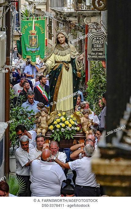 Syracuse, Sicily, Italy A Madonna statue is carried on a back alley of Ortygia island on Ferragosto, (Assumption Day) on