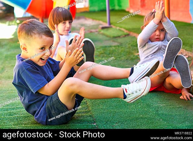 Kinder haben Spaß beim Kinderturnen oder Aerobic im Sportunterricht in der Grundschule