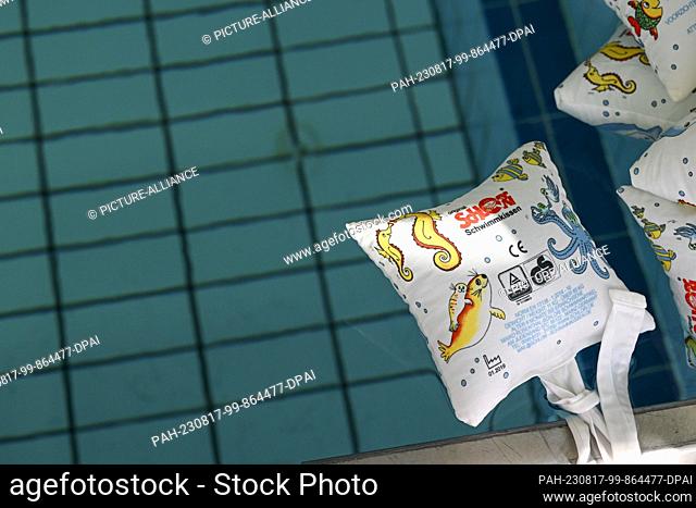 15 August 2023, Berlin: Inflated swimming pads are ready at the Gropiusstadt Kombibad for the intensive swimming course run by the Landessportbund Berlin and...