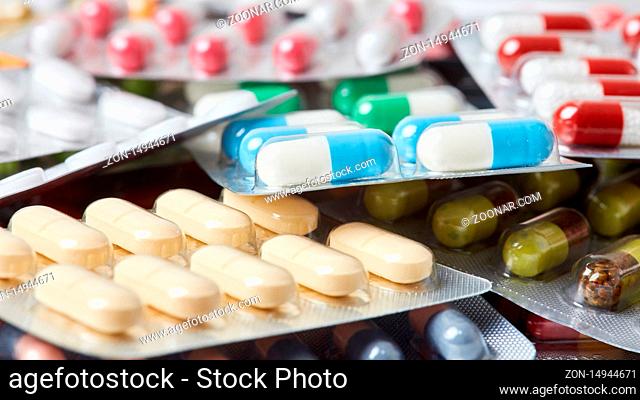 Nahaufnahme von vielen bunten Medikamenten in Blisterverpackungen
