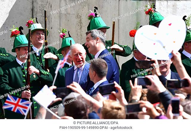 09 May 2019, Bavaria, Munich: The British heir to the throne Prince Charles (M l) talks to the Bavarian Prime Minister Markus Söder (CSU) on his arrival in...