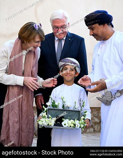 28 November 2023, Oman, Nizwa: Federal President Frank-Walter Steinmeier (M, above) and his wife Elke Büdenbender are presented with gifts at the end of a visit...