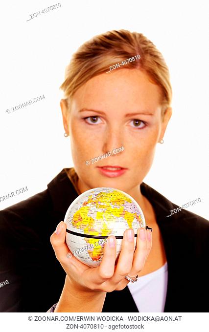 Eine junge Frau hält einen Globus in der Hand. Symbolfoto für Tourismusreisen und Umweltschutz
