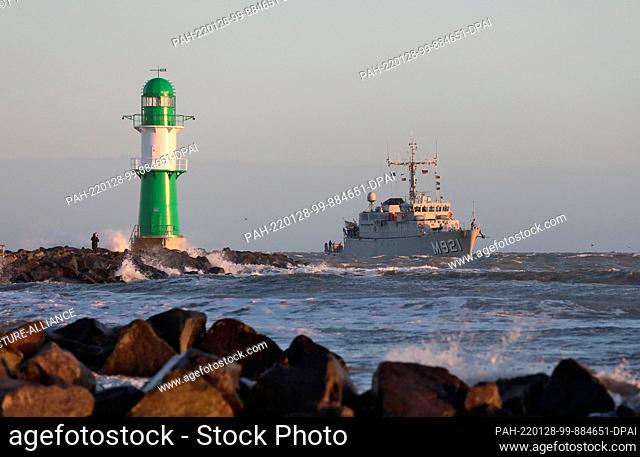 28 January 2022, Mecklenburg-Western Pomerania, Rostock: The ""Lobelia"" from Belgium as part of NATO mine countermeasures unit 1 passes the pier at Warnemünde