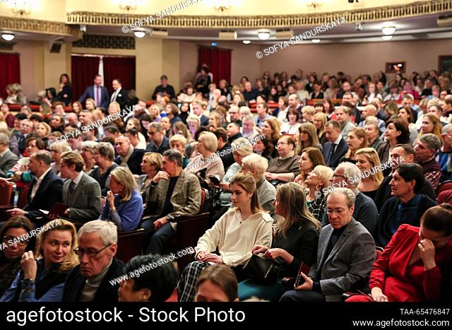 RUSSIA, MOSCOW - 4 de diciembre de 2023: La gente se ve en el auditorio durante el estreno de la producción de Ivan Popovski de la obra de Yevgeny Shvarts Un...