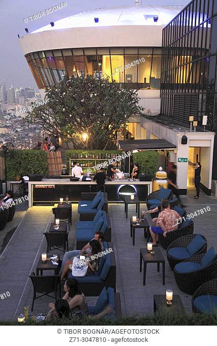 Thailand; Bangkok; Millennium Hilton Hotel, rooftop bar, people,