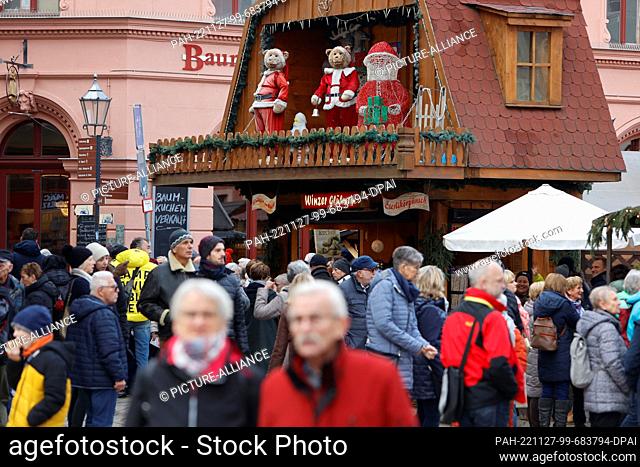 27 November 2022, Saxony-Anhalt, Quedlinburg: Quedlinburg attracted again on the first weekend of Advent with its event ""Advent in den Höfen""