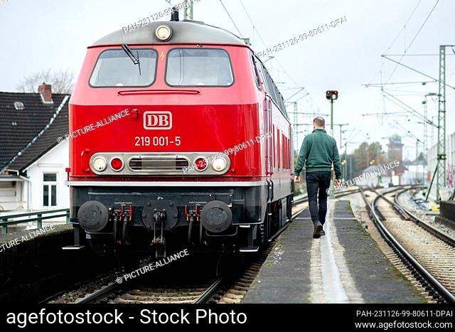 15 November 2023, Lower Saxony, Oldenburg: Roland Sandkuhl, a self-employed train driver from Oldenburg, walks along a track at the main station to his 1965 DB...