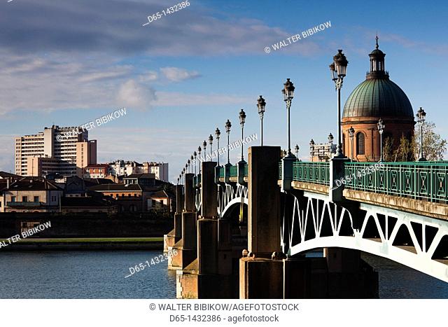 France, Midi-Pyrenees Region, Haute-Garonne Department, Toulouse, dome of the Hopital de la Grave and the Pont St-Pierre bridge, morning