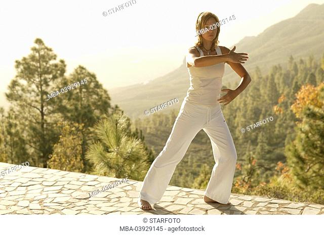 Woman, Tai Chi practice, clothing white, outside, morning-mood, full-length