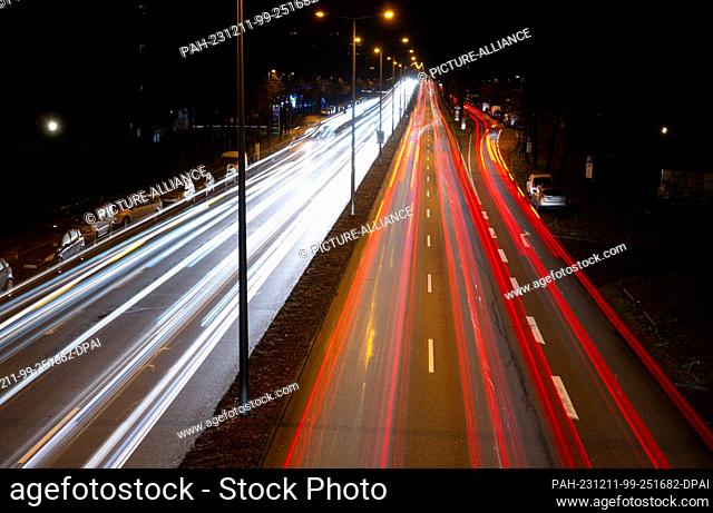 11 December 2023, Bavaria, Munich: In the early morning rush hour, numerous cars drive along the middle ring road, the Bundesstraße 2 R