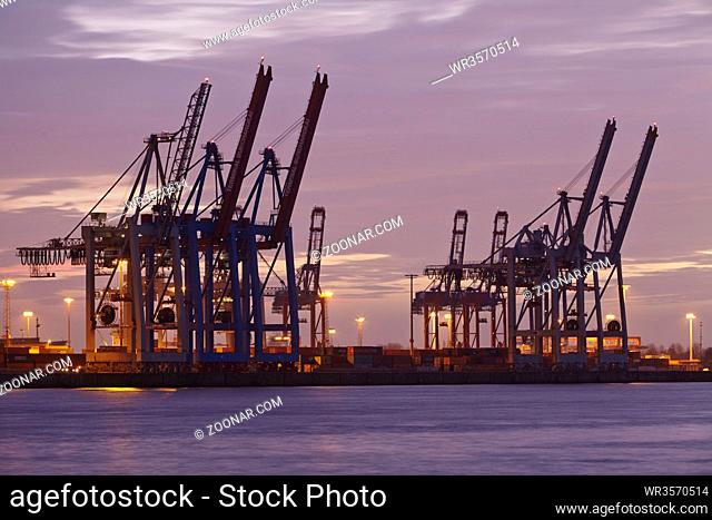 Containerterminals und Kräne im Hamburger Hafen bei Abenddämmerung am 8. Februar 2015 fotografiert