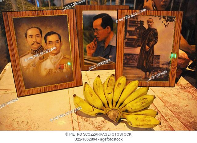 Bangkok (Thailand): king Bhumibol Adulyadej's photos and bananas sold in the street