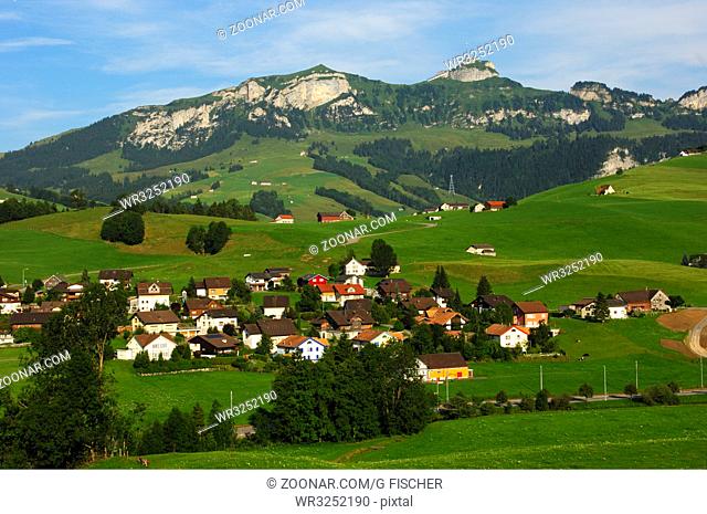 Blick auf den Ort Schwende im Appenzeller Land, Gipfel Hoher Kasten hinten, Appenzell Innerrhoden, Schweiz / View at teh municipality of Schwende in the...