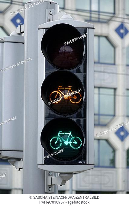 A bicycle traffic light in the Belgian capital Brussels shows the green and amber bicycle symbols illuminated, 25.06.1917
