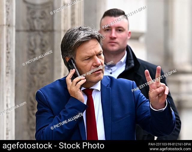 03 November 2023, Great Britain, London: Federal Economics Minister Robert Habeck (l, Alliance 90/The Greens) makes a phone call on his way to the British...