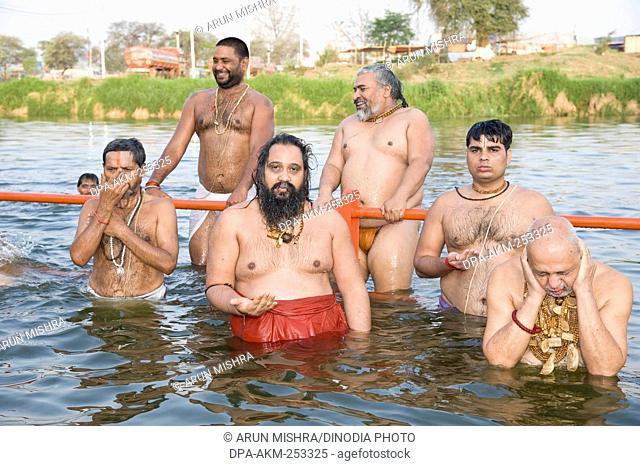 Swami rajendra das ji bathing, kumbh mela, madhya pradesh, india, asia