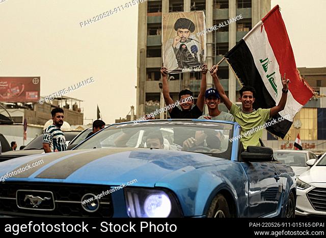 26 May 2022, Iraq, Baghdad: Supporters of Iraqi Shia militia leader Muqtada al-Sadr take part in a rally at Tahrir Square after the Iraqi parliament approved a...