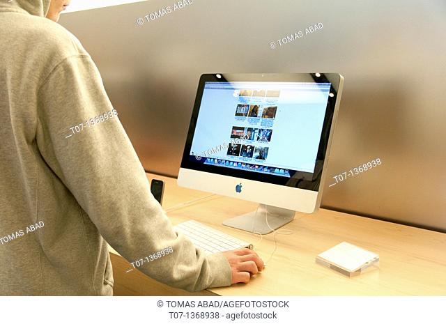 MacBook Pro, Apple Retail Store, 5th Avenue, New York City, March 5, 2011