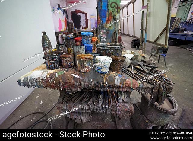 PRODUCTION - 30 November 2023, Berlin: View into the studio of cinema poster painter Götz Valien. According to the German Film Institute and Film Museum