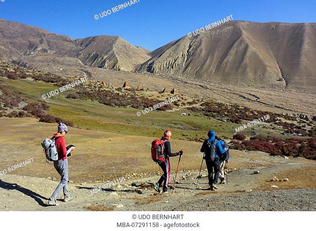 Nepal, Himalaya Mountains, Mustang District, Annapurna Circuit, Upper Mustang Trek, Kali Gandaki, Stage Dhakmar - Lo Manthang, Hikers