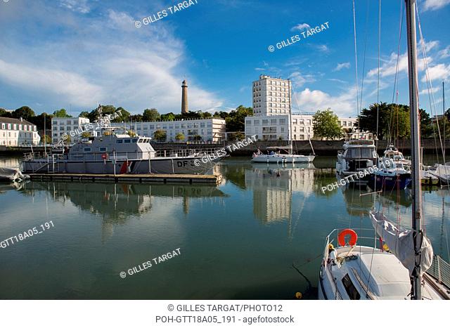 France, Région Bretagne, Morbihan, Lorient, port, bateau gris des douanes et voilier quittant le port, Photo Gilles Targat