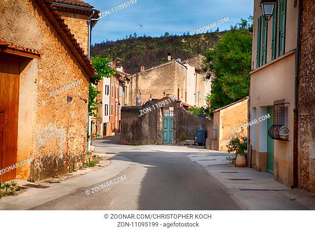 leere Straße in Contignac, Südfrankreich 2017