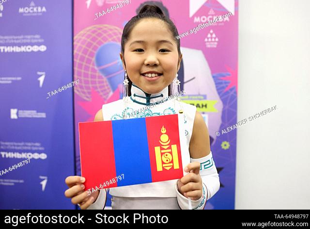 RUSSIA, MOSCOW - 18 de NOVIEMBRE, 2023: Nomuundari Ganzorig representando Mongolia poses con una bandera nacional en la final del concurso internacional de...