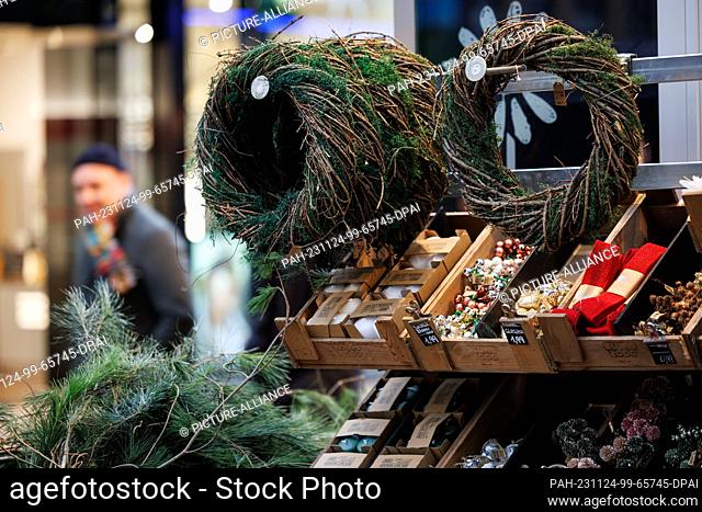 24 November 2023, Lower Saxony, Osnabrück: Christmas decorations can be seen outside a store. Numerous stores and online stores celebrate Black Friday with...
