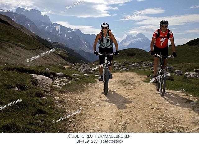 Mountain bike riders at the Senes mountain lodge, Naturpark Fanes-Sennes-Prags, Trentino, South Tyrol, Italy, Europe