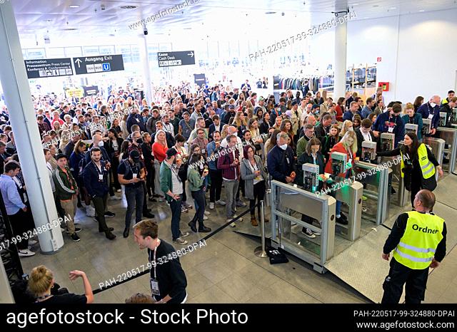 17 May 2022, Hamburg: Numerous visitors stand in front of access barriers in the main entrance area of the trade fair. The OMR digital festival in Hamburg...