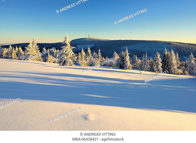 Germany, Saxony, the Erzgebirge, Oberwiesenthal, winter evening in the Fichtelberg (mountain), view to Czechia to the Keilberg (mountain), in Czech Klínovec