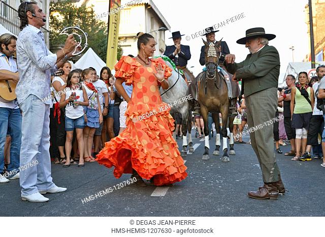 France, Herault, Beziers, annual feria in the streets of the city, couple of Andalusian dancing a Sevillane improvised in the middle of the crowd