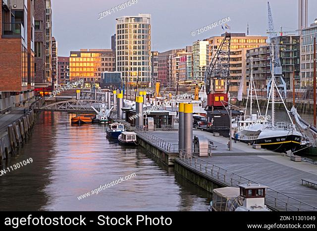 HafenCity mit Museumshafen, Sandtorkai, Traditionsschiffhafen, Hamburg, Norddeutschland, Europa / Office and residential buildings on Kaiserkai, museum port