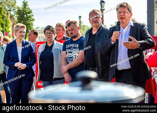 18 May 2022, Mecklenburg-Western Pomerania, Schwerin: Reinhard Meyer (SPD, r), Mecklenburg-Western Pomerania's Minister of Economics, Tourism and Transport