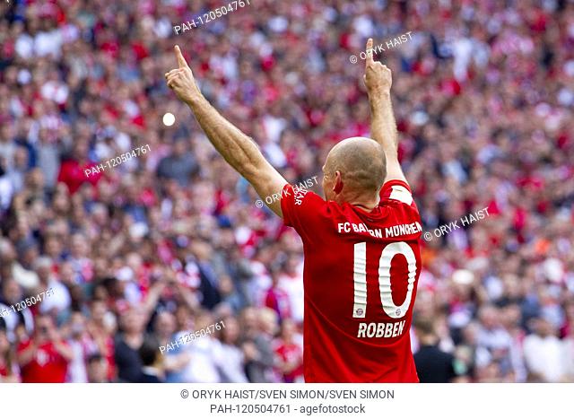 Arjen ROBBEN after his goal to 5: 1. Football, Bayern Munich (M) - Eintracht Frankfurt (F) 5: 1, German champion. Bundesliga, 34
