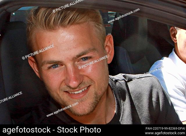 dpatop - 19 July 2022, Bavaria, Munich: Soccer player Matthijs de Ligt smiles from the window of a car as he leaves the offices of Bundesliga club FC Bayern...