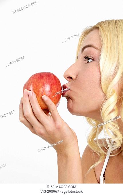 junge blonde Frau k³sst einen Apfel in der Hand - Beauty - woman - Lifestyle. - Studio, GERMANY, 24/08/2006