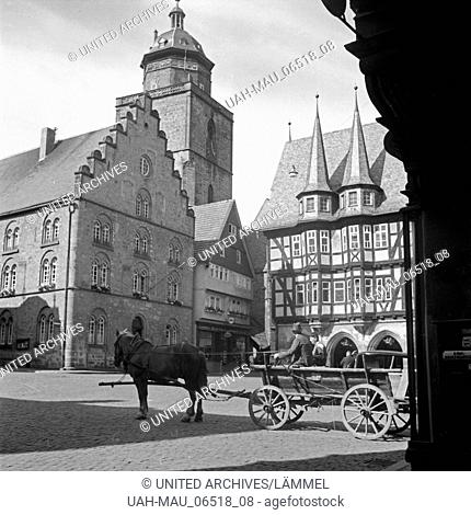 Die Walpurgiskirche, der Hauptmarkt und das Rathaus in der Innenstadt von Alsfeld in Hessen, Deutschland 1930er Jahre. St